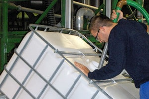 ibc-container-wit-1000L-gereinigd-detail-reinigingsproces