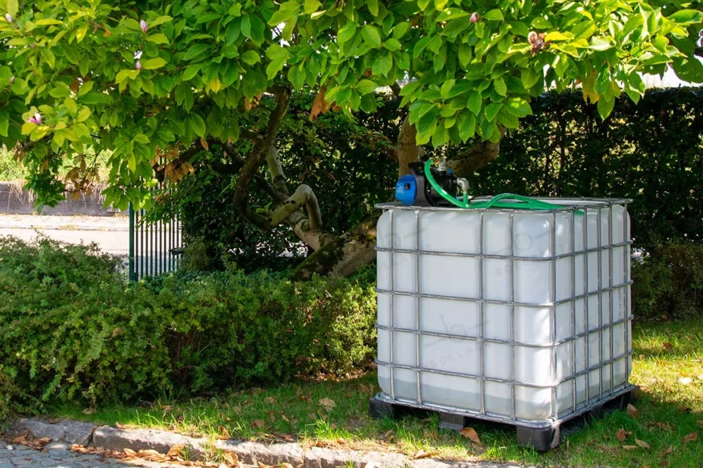 ibc-container-wit-met-pomp-220V-1000L-gereinigd-pallet-metaal-of-kunststof-rechteraanzicht-in-tuinomgeving-1024x683
