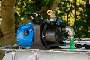 ibc-container-wit-met-pomp-220V-1000L-gereinigd-pallet-metaal-of-kunststof-zijaanzicht-vooraanzicht-pomp-zonder-uitgaande-slang-plug-and-play