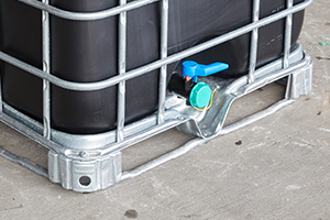 ibc-container-zwart-1000L-metaal-kunststof-pallet-detail-pallet