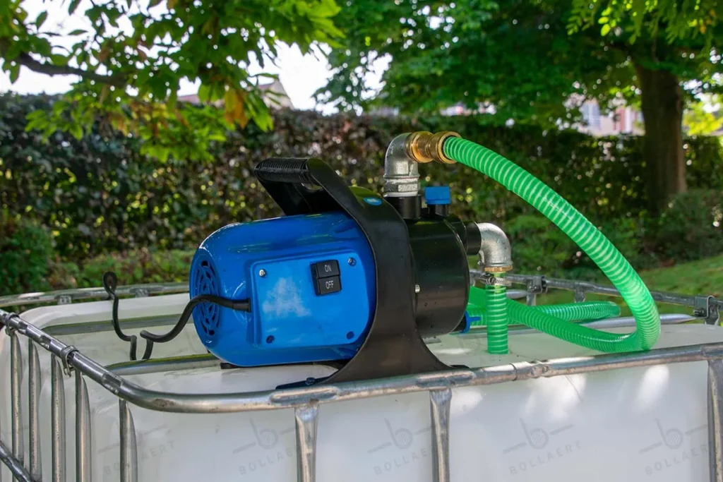 IBC container met waterpomp op metalen of kunststof pallet - praktische regenton 1000 liter