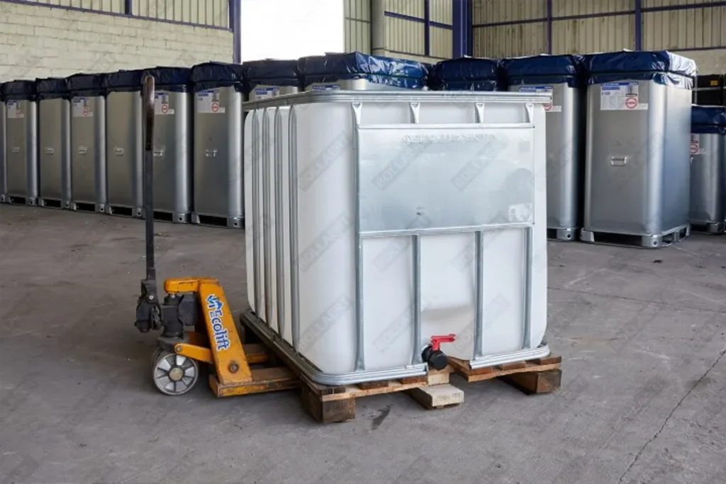 IBC container WIT op houten pallet - professioneel gecleand