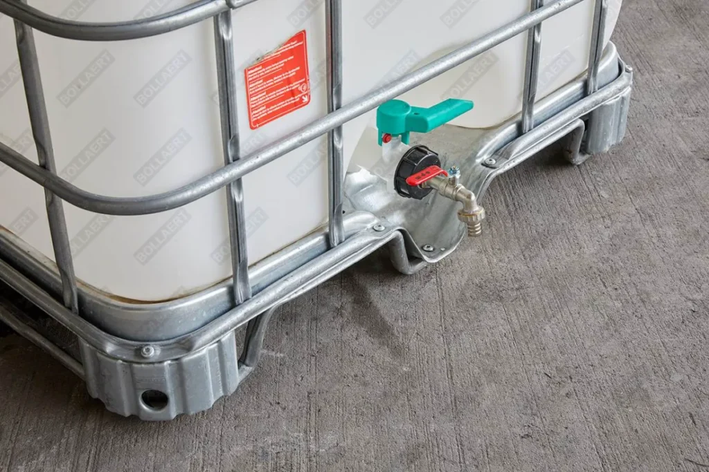 IBC container WIT op metalen of kunststof pallet - professioneel gecleand = watertank 1000 liter