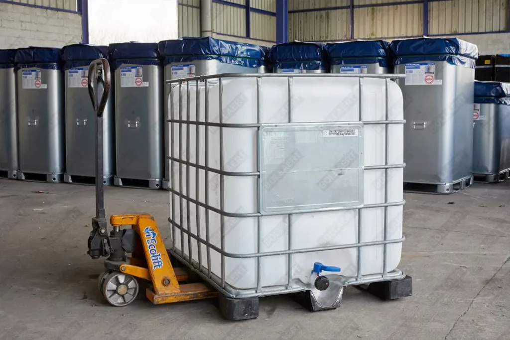 IBC container WIT op metalen of kunststof pallet - professioneel gecleand = watertank 1000 liter
