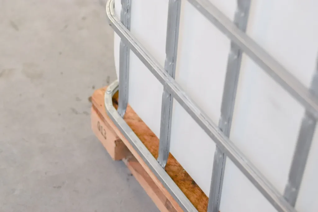 IBC container WIT op houten pallet - ongereinigd
