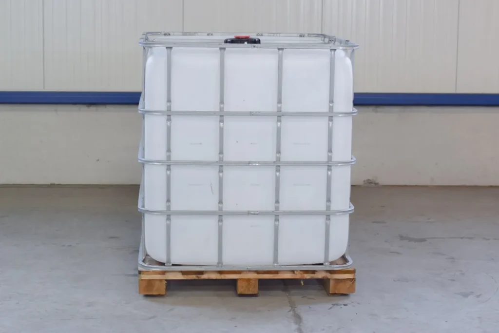 IBC container WIT op houten pallet - ongereinigd