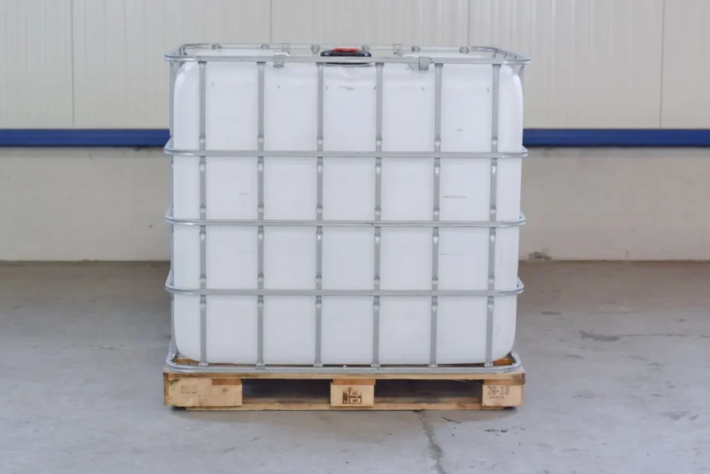 IBC container WIT op houten pallet - ongereinigd