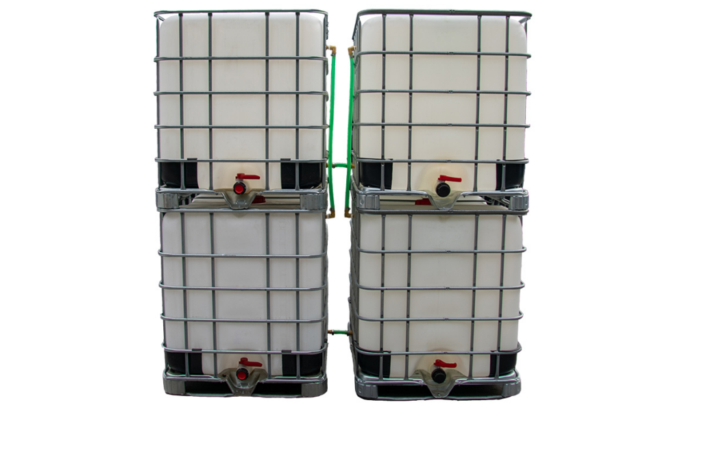 4 gestapelde IBC containers WIT op metalen of kunststof pallet - professioneel gecleand