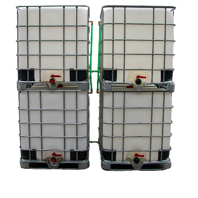 4 gestapelde IBC containers WIT op metalen of kunststof pallet - professioneel gecleand