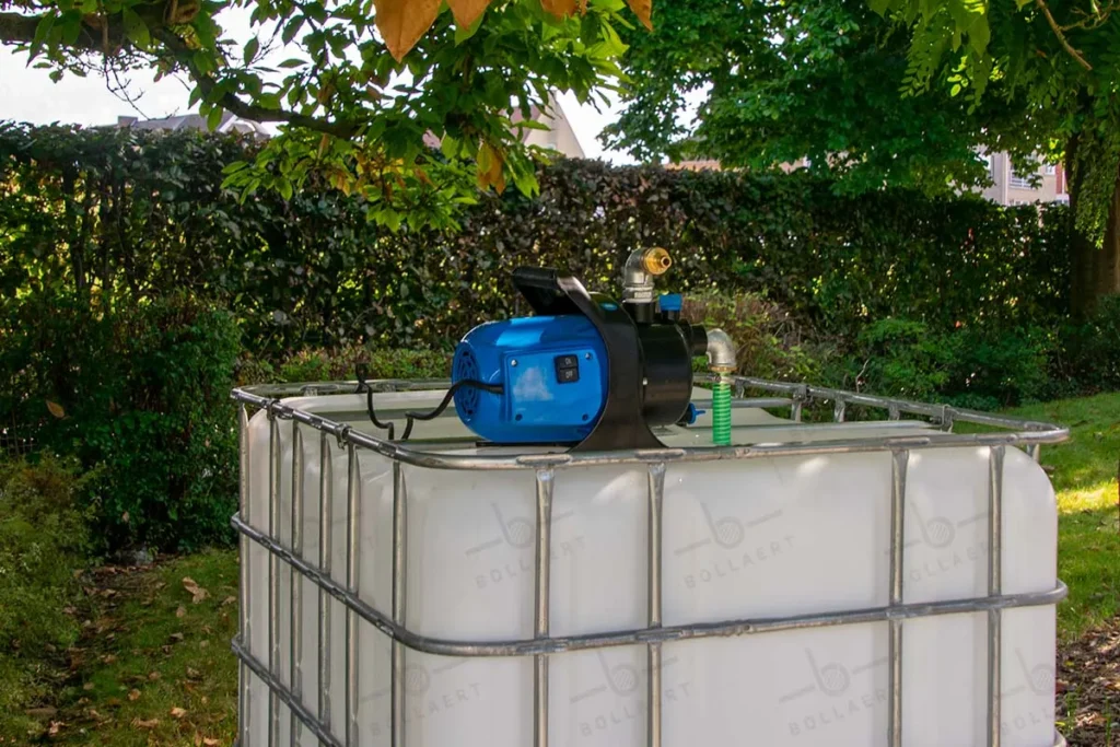 IBC container met waterpomp op metalen of kunststof pallet - praktische regenton 1000 liter