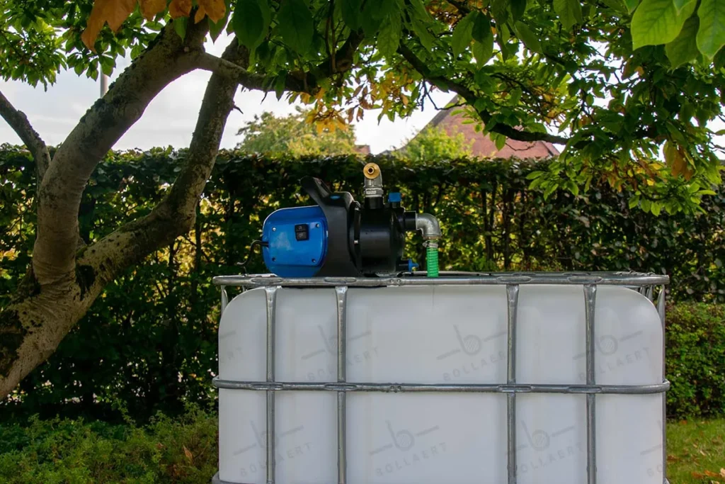 IBC container met waterpomp op metalen of kunststof pallet - praktische regenton 1000 liter