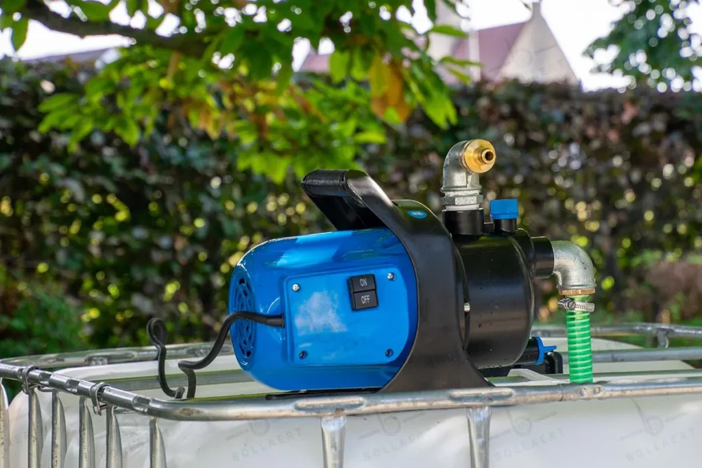 IBC container met waterpomp op metalen of kunststof pallet - praktische regenton 1000 liter