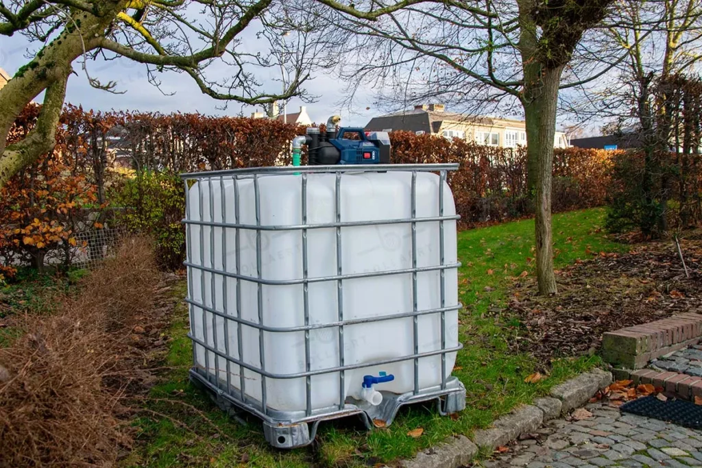 IBC container WIT op metalen of kunststof pallet - met accu pomp - gecleand