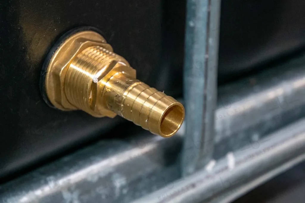 2 gekoppelde IBC containers ZWART op metalen of kunststof pallet - professioneel gecleand