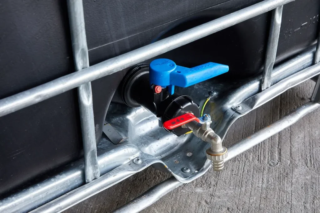 2 gekoppelde IBC containers ZWART op metalen of kunststof pallet - professioneel gecleand