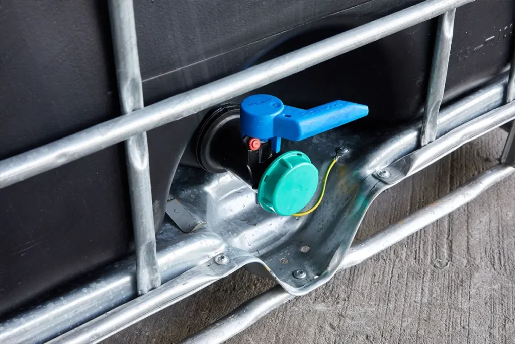 2 gekoppelde IBC containers ZWART op metalen of kunststof pallet - professioneel gecleand