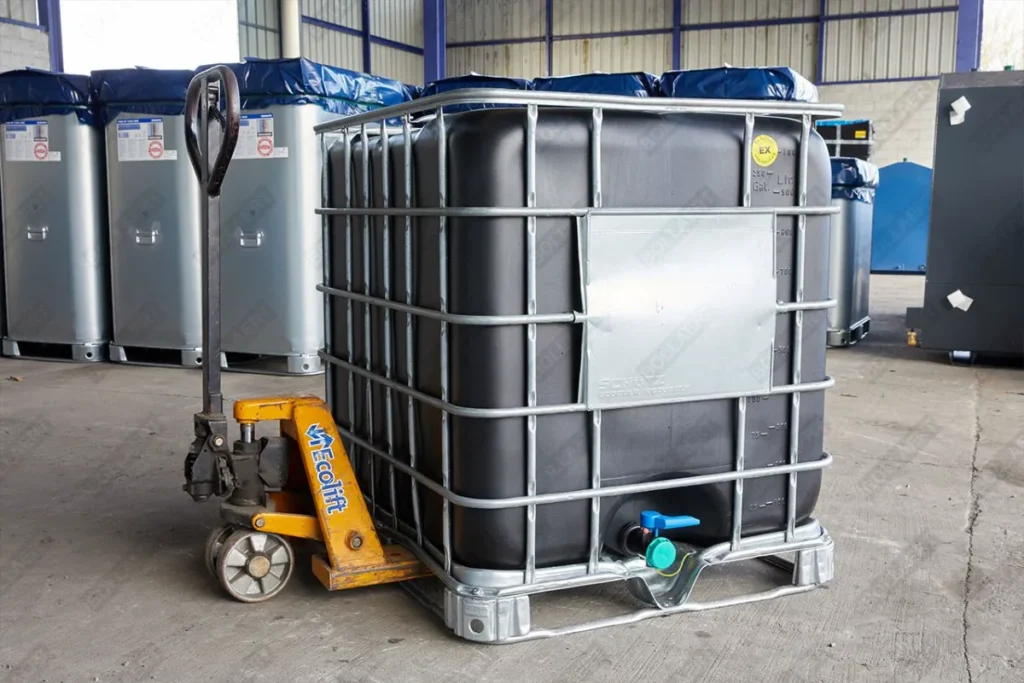 IBC container ZWART op metalen of kunststof pallet - professioneel gecleand