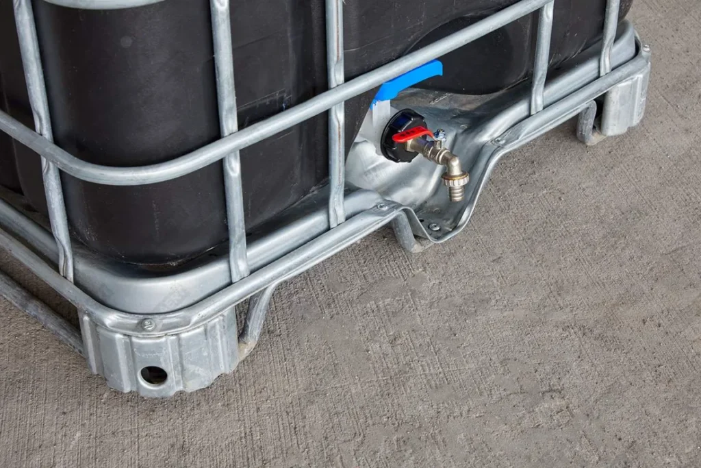 2 gekoppelde IBC containers ZWART op metalen of kunststof pallet - vernieuwd
