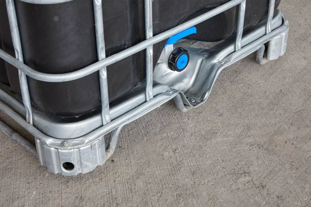 2 gekoppelde IBC containers ZWART op metalen of kunststof pallet - vernieuwd