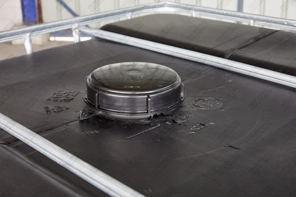 2 gekoppelde IBC containers ZWART op metalen of kunststof pallet - vernieuwd