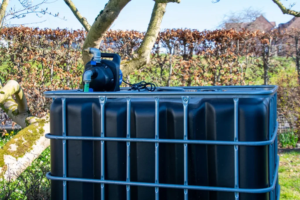 IBC container ZWART op metalen of kunststof pallet - met pomp - vernieuwd- praktische regenton 1000 liter