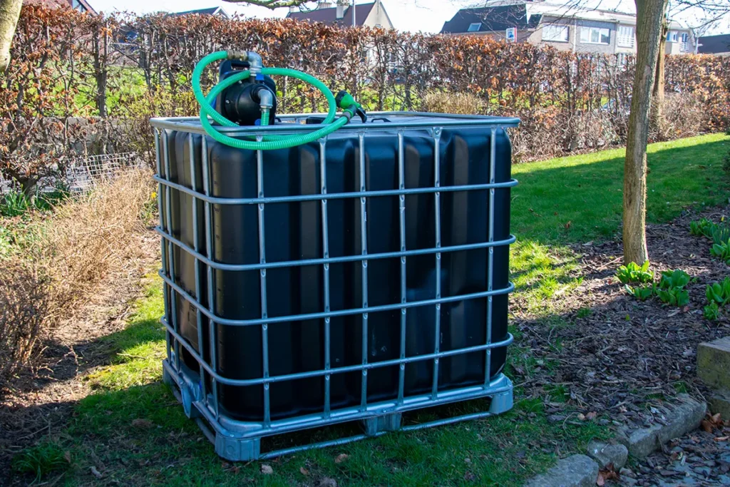 IBC container ZWART op metalen of kunststof pallet - met pomp - vernieuwd- praktische regenton 1000 liter
