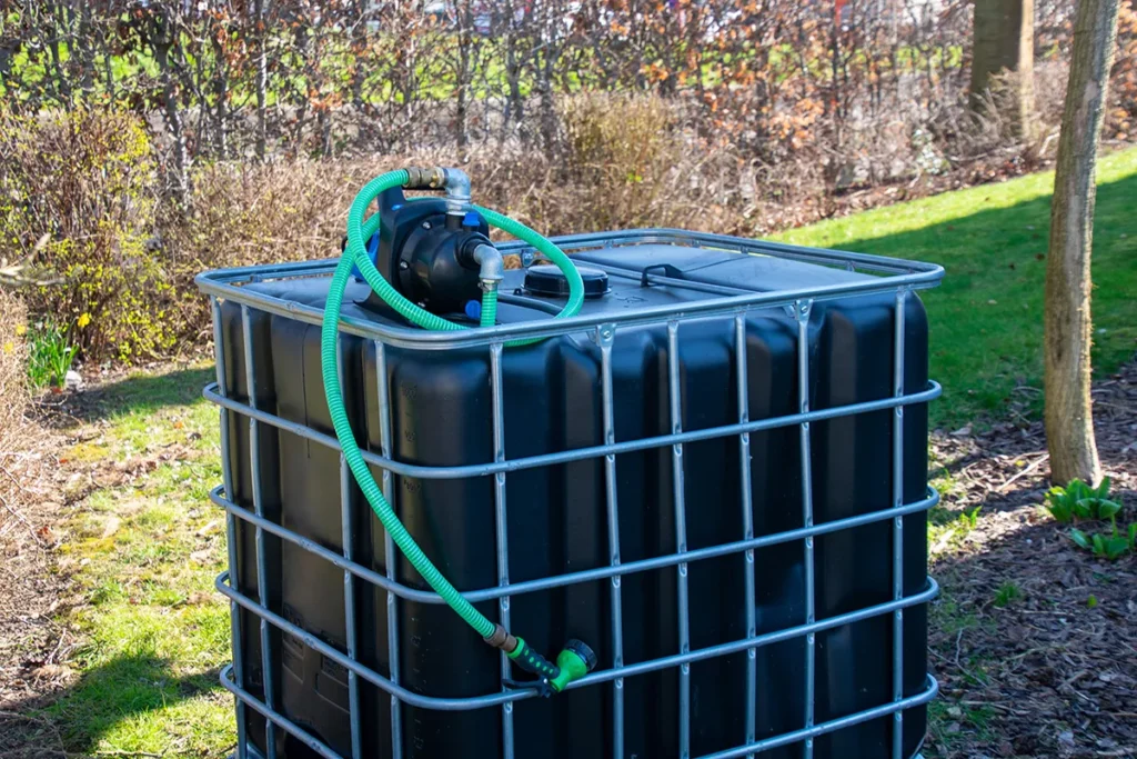 IBC container ZWART op metalen of kunststof pallet - met pomp - vernieuwd- praktische regenton 1000 liter