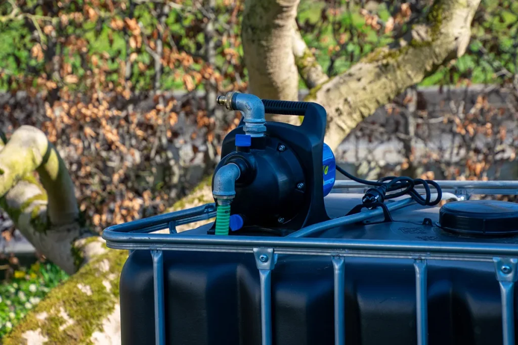 IBC container ZWART op metalen of kunststof pallet - met pomp - vernieuwd- praktische regenton 1000 liter