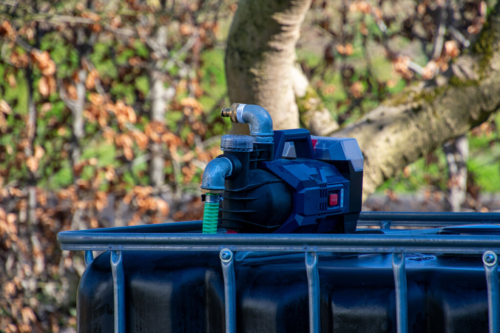 IBC container ZWART op metalen of kunststof pallet - met accu pomp - vernieuwd