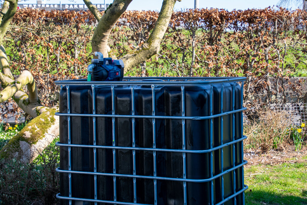 IBC container ZWART op metalen of kunststof pallet - met accu pomp - vernieuwd