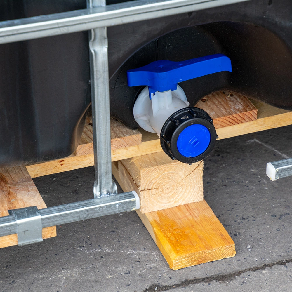 IBC container ZWART op houten pallet - vernieuwd