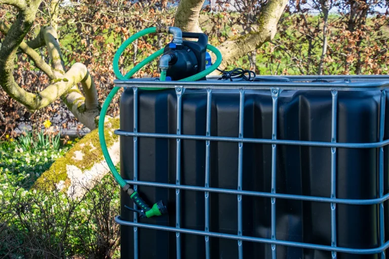 🏡 Regenwater gebruiken? Kies voor een watertank met pomp